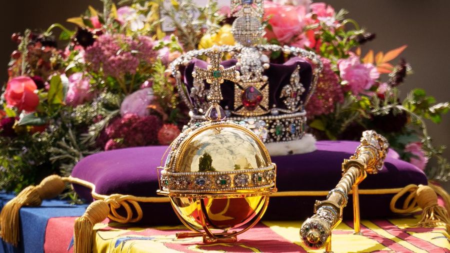 Ratu Elizabeth II dan Pangeran Philip dalam kereta negara, hadiah dua abad dari Australia. (Tim Graham Photo Library via Getty Images)