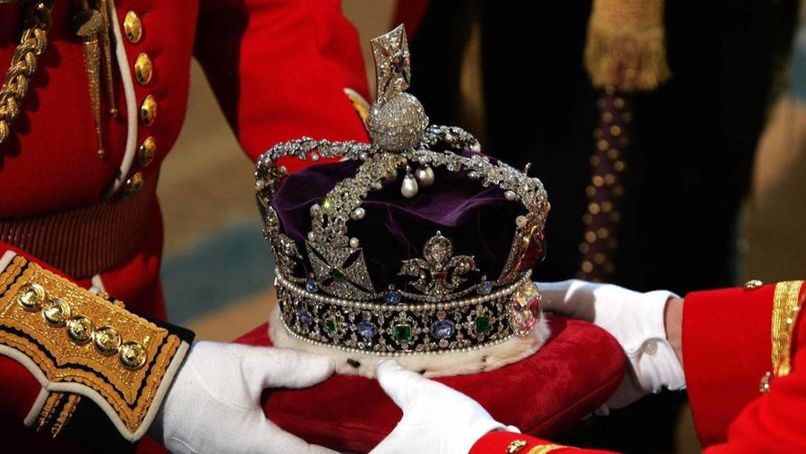 Mahkota yang akan dikenakan oleh Ratu Elizabeth II tiba di Pintu Masuk Berdaulat House of Lords, di Westminster, di London, 06 November 2007, untuk Pembukaan Parlemen Negara. (AFP via Getty Images)