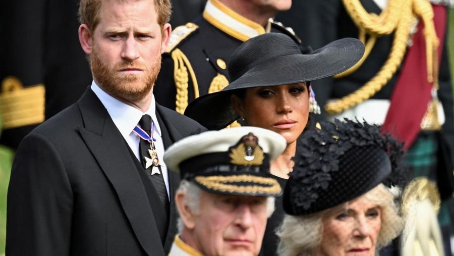 Meghan, Duchess of Sussex Inggris, menangis saat dia, Pangeran Harry, Duke of Sussex, Ratu Camilla dan Raja Charles menghadiri pemakaman kenegaraan dan pemakaman Ratu Elizabeth Inggris, di London, Inggris, 19 September 2022 (REUTERS/TOBY MELVILLE)