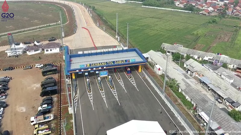 Suasana simpang susun Tol Serpong-Balaraja (Serbaraja) di kawasan Serpong, Tangerang, Banten, Jumat (23/2/2024). (CNBC Indonesia/Muhammad Sabki)