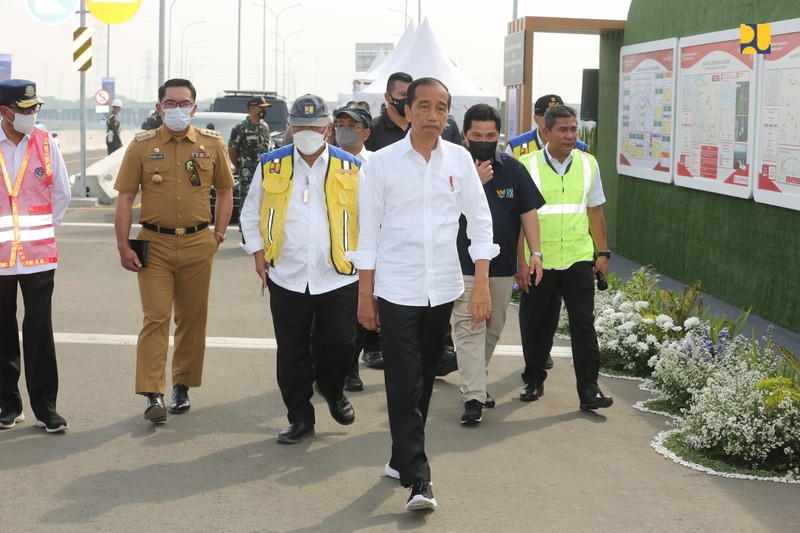 Presiden Joko Widodo didampingi Menteri Pekerjaan Umum dan Perumahan Rakyat (PUPR) Basuki Hadimuljono meresmikan dua ruas jalan tol pada Kawasan Jabodetabek yaitu ruas Cibitung-Cilincing (Jakarta Outer Ring Road/2) dan ruas Serpong-Balaraja Seksi 1A (JORR 3) di Gerbang Tol Gabus, Kabupaten Bekasi, Jawa Barat, Selasa (20/9/2022). (Dok: Biro Pers Sekretariat Presiden)