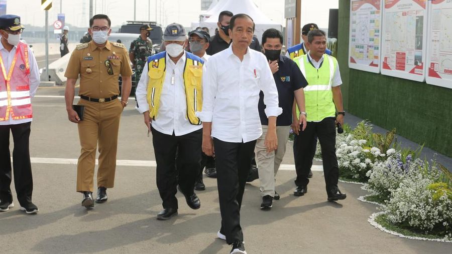 Presiden Joko Widodo didampingi Menteri Pekerjaan Umum dan Perumahan Rakyat (PUPR) Basuki Hadimuljono meresmikan dua ruas jalan tol pada Kawasan Jabodetabek yaitu ruas Cibitung-Cilincing (Jakarta Outer Ring Road/2) dan ruas Serpong-Balaraja Seksi 1A (JORR 3) di Gerbang Tol Gabus, Kabupaten Bekasi, Jawa Barat, Selasa (20/9/2022). (Dok: Biro Pers Sekretariat Presiden)