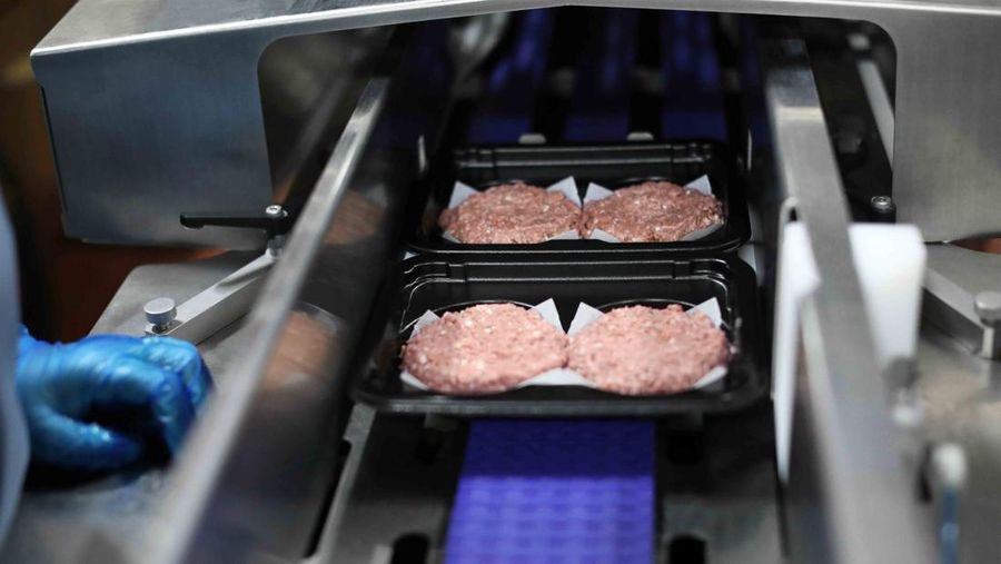 Produk protein alternatif berbentuk daging burger dari Beyond Meat