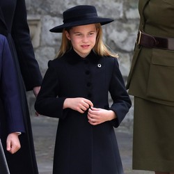 Princess Charlotte Kenakan Bros Tapal Kuda, Apa Maknanya?