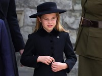 Princess Charlotte Kenakan Bros Tapal Kuda, Apa Maknanya?