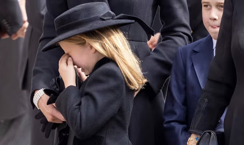 Raja Inggris Charles memberi hormat saat meninggalkan Wellington Arch pada hari pemakaman kenegaraan dan pemakaman Ratu Elizabeth Inggris, di London, Inggris, 19 September 2022 (REUTERS/TOBY MELVILLE)