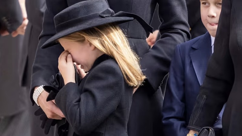 Raja Inggris Charles memberi hormat saat meninggalkan Wellington Arch pada hari pemakaman kenegaraan dan pemakaman Ratu Elizabeth Inggris, di London, Inggris, 19 September 2022 (REUTERS/TOBY MELVILLE)
