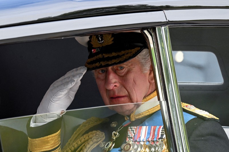 Raja Inggris Charles memberi hormat saat meninggalkan Wellington Arch pada hari pemakaman kenegaraan dan pemakaman Ratu Elizabeth Inggris, di London, Inggris, 19 September 2022 (REUTERS/TOBY MELVILLE) Raja Inggris Charles memberi hormat saat meninggalkan Wellington Arch pada hari pemakaman kenegaraan dan pemakaman Ratu Elizabeth Inggris, di London, Inggris, 19 September 2022 (REUTERS/TOBY MELVILLE)