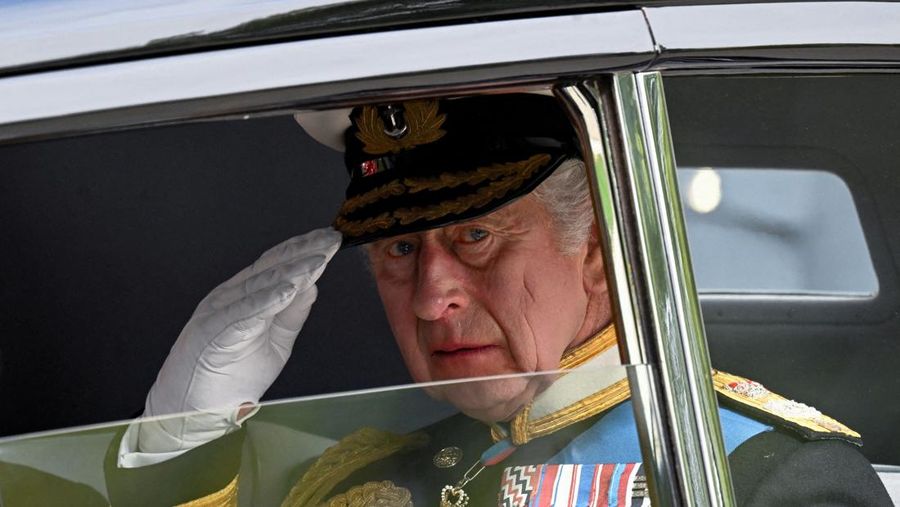 Raja Inggris Charles memberi hormat saat meninggalkan Wellington Arch pada hari pemakaman kenegaraan dan pemakaman Ratu Elizabeth Inggris, di London, Inggris, 19 September 2022 (REUTERS/TOBY MELVILLE)