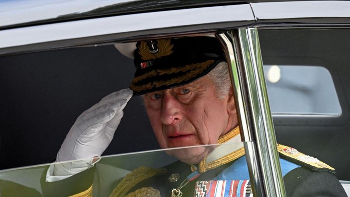 Raja Inggris Charles memberi hormat saat meninggalkan Wellington Arch pada hari pemakaman kenegaraan dan pemakaman Ratu Elizabeth Inggris, di London, Inggris, 19 September 2022 (REUTERS/TOBY MELVILLE) Raja Inggris Charles memberi hormat saat meninggalkan Wellington Arch pada hari pemakaman kenegaraan dan pemakaman Ratu Elizabeth Inggris, di London, Inggris, 19 September 2022 (REUTERS/TOBY MELVILLE)