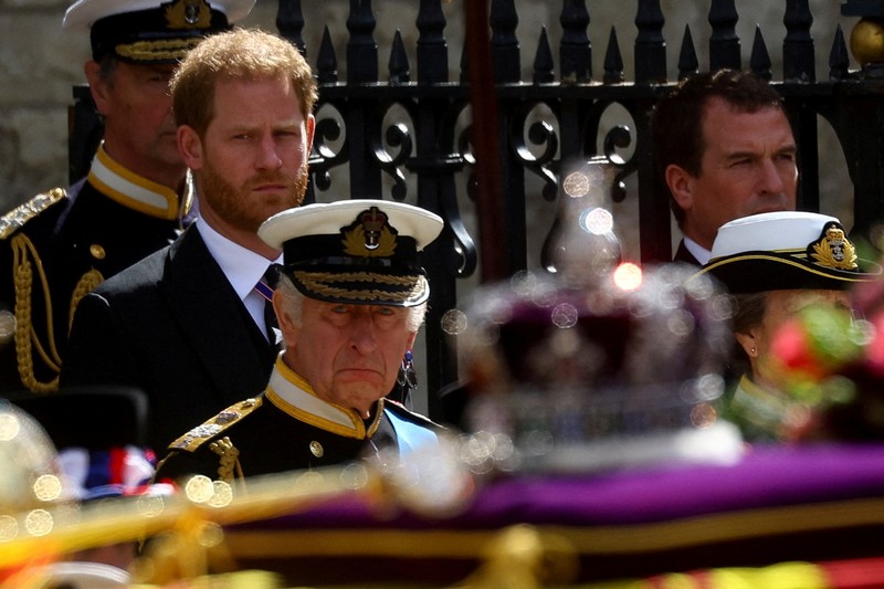 Raja Inggris Charles memberi hormat saat meninggalkan Wellington Arch pada hari pemakaman kenegaraan dan pemakaman Ratu Elizabeth Inggris, di London, Inggris, 19 September 2022 (REUTERS/TOBY MELVILLE) Raja Inggris Charles memberi hormat saat meninggalkan Wellington Arch pada hari pemakaman kenegaraan dan pemakaman Ratu Elizabeth Inggris, di London, Inggris, 19 September 2022 (REUTERS/TOBY MELVILLE)