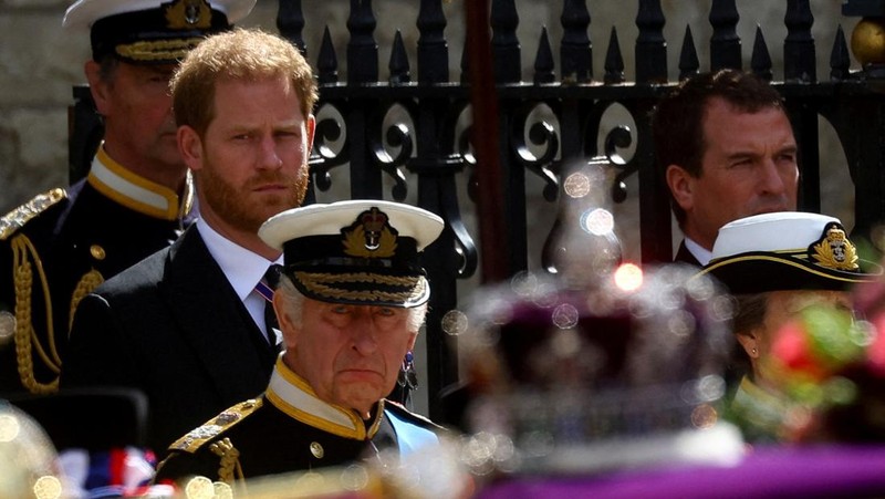 Raja Inggris Charles memberi hormat saat meninggalkan Wellington Arch pada hari pemakaman kenegaraan dan pemakaman Ratu Elizabeth Inggris, di London, Inggris, 19 September 2022 (REUTERS/TOBY MELVILLE)