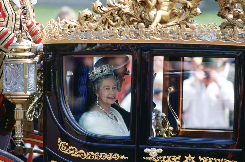 Ratu Elizabeth II dan Pangeran Philip dalam kereta negara, hadiah dua abad dari Australia. (Tim Graham Photo Library via Getty Images)