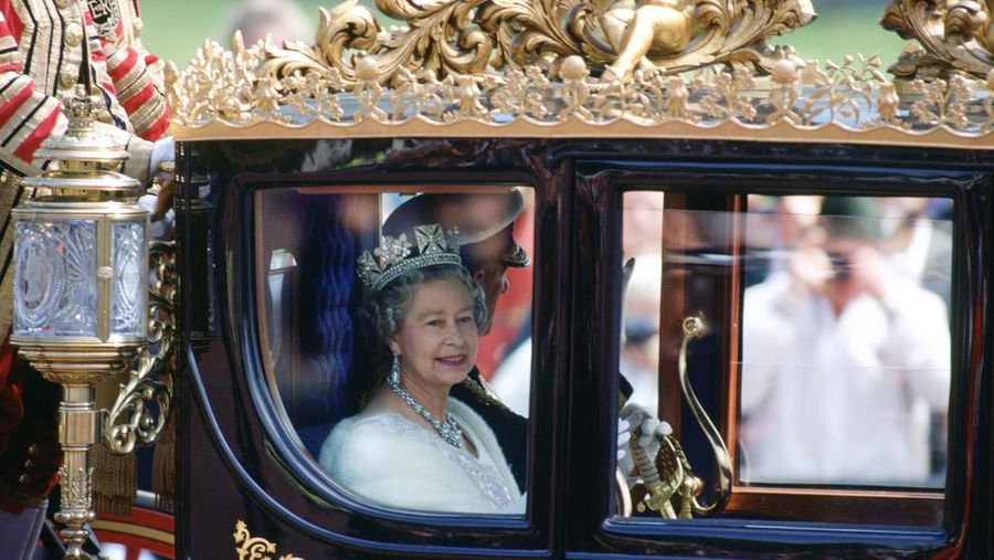 Ratu Elizabeth II dan Pangeran Philip dalam kereta negara, hadiah dua abad dari Australia. (Tim Graham Photo Library via Getty Images)