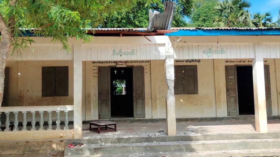 Anggota personel Penjaga Perbatasan Bangladesh (BGB) berjaga di sepanjang jalan di Bandarban pada 19 September 2022, setelah mortir yang ditembakkan dari Myanmar mendarat di dalam Bangladesh, kata pejabat dan sumber Rohingya. (AFP via Getty Images/TANBIR MIRAJ)
