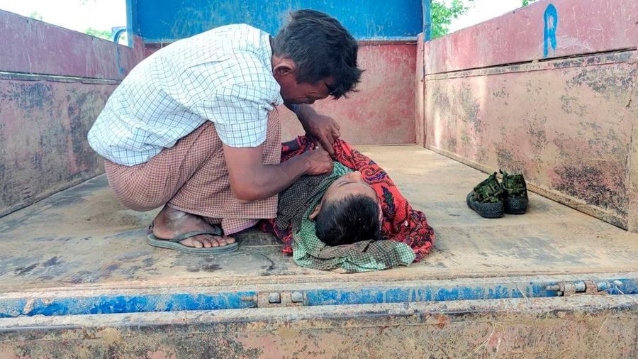 Seorang pria melihat mayat seorang anak di sekolah setempat yang dirusak oleh serangan udara yang dilakukan oleh militer Myanmar terhadap Pasukan Pertahanan Rakyat, di Sagaing, Myanmar 16 September 2022. (via REUTERS/SOCIAL MEDIA)