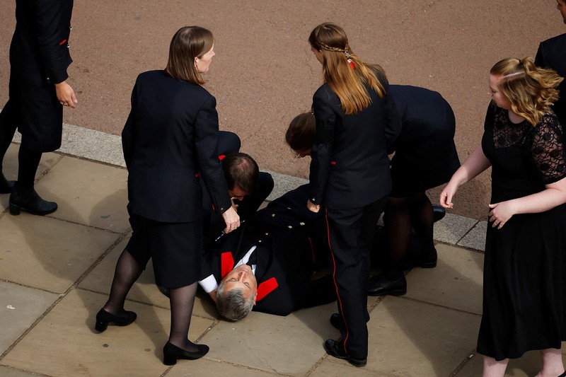 Raja Inggris Charles memberi hormat saat meninggalkan Wellington Arch pada hari pemakaman kenegaraan dan pemakaman Ratu Elizabeth Inggris, di London, Inggris, 19 September 2022 (REUTERS/TOBY MELVILLE) Raja Inggris Charles memberi hormat saat meninggalkan Wellington Arch pada hari pemakaman kenegaraan dan pemakaman Ratu Elizabeth Inggris, di London, Inggris, 19 September 2022 (REUTERS/TOBY MELVILLE)
