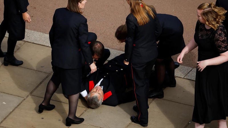 Raja Inggris Charles memberi hormat saat meninggalkan Wellington Arch pada hari pemakaman kenegaraan dan pemakaman Ratu Elizabeth Inggris, di London, Inggris, 19 September 2022 (REUTERS/TOBY MELVILLE)