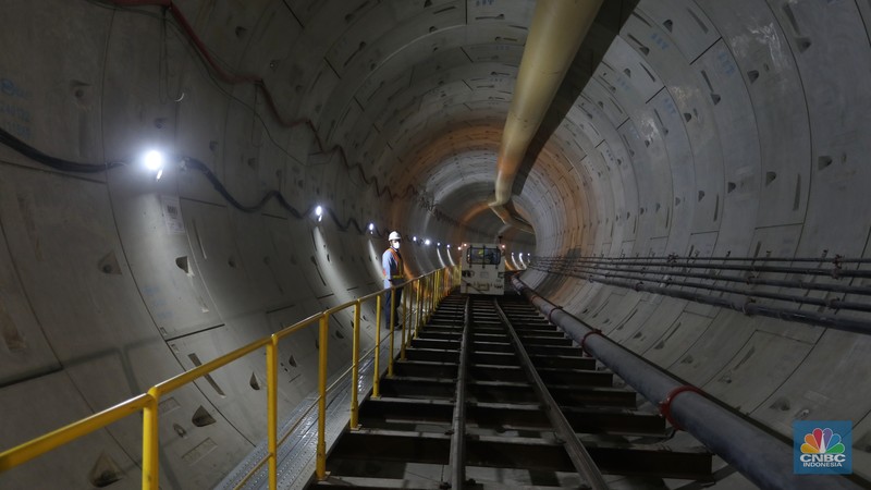 Suasana proyek pembangunan Moda Raya Terpadu (MRT) fase 2A di stasiun Monas Jakarta, Selasa (20/9/2022). (CNBC Indonesia/Andrean Kristianto)