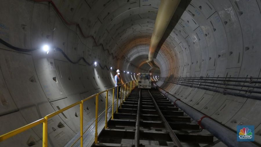 Suasana proyek pembangunan Moda Raya Terpadu (MRT) fase 2A di stasiun Monas Jakarta, Selasa (20/9/2022). (CNBC Indonesia/Andrean Kristianto)