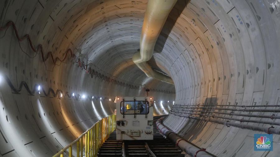 Suasana proyek pembangunan Moda Raya Terpadu (MRT) fase 2A di stasiun Monas Jakarta, Selasa (20/9/2022). (CNBC Indonesia/Andrean Kristianto)