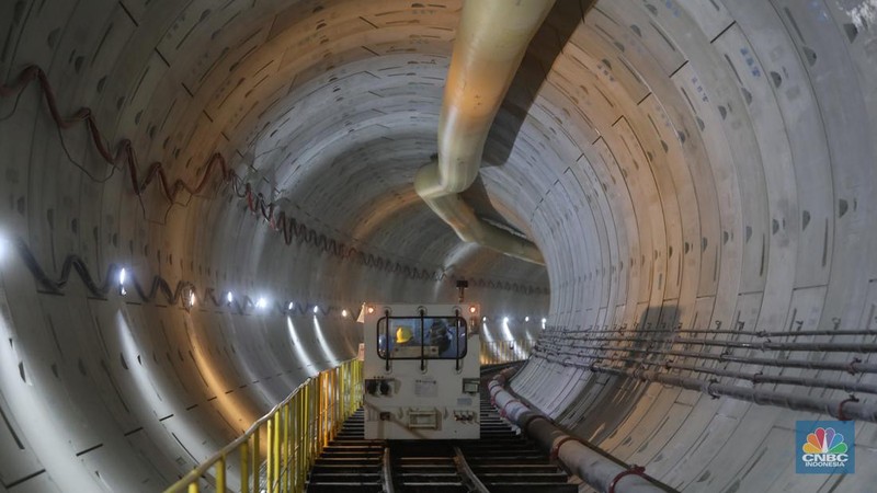 Suasana proyek pembangunan Moda Raya Terpadu (MRT) fase 2A di stasiun Monas Jakarta, Selasa (20/9/2022). (CNBC Indonesia/Andrean Kristianto)