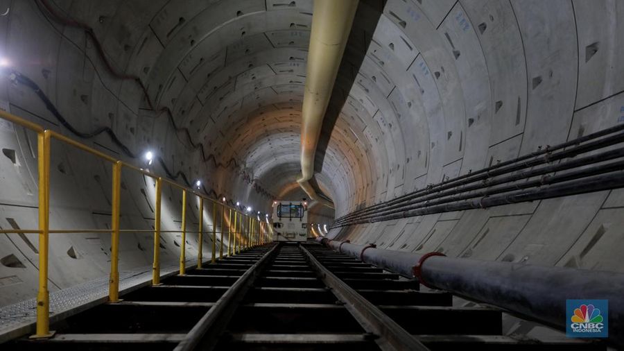 Suasana proyek pembangunan Moda Raya Terpadu (MRT) fase 2A di stasiun Monas Jakarta, Selasa (20/9/2022). (CNBC Indonesia/Andrean Kristianto)