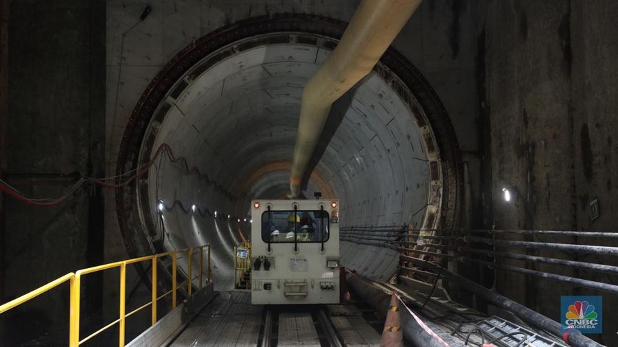 Suasana proyek pembangunan Moda Raya Terpadu (MRT) fase 2A di stasiun Monas Jakarta, Selasa (20/9/2022). (CNBC Indonesia/Andrean Kristianto)