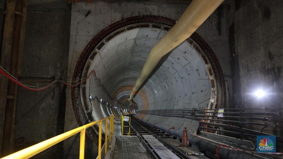 Suasana proyek pembangunan Moda Raya Terpadu (MRT) fase 2A di stasiun Monas Jakarta, Selasa (20/9/2022). (CNBC Indonesia/Andrean Kristianto)