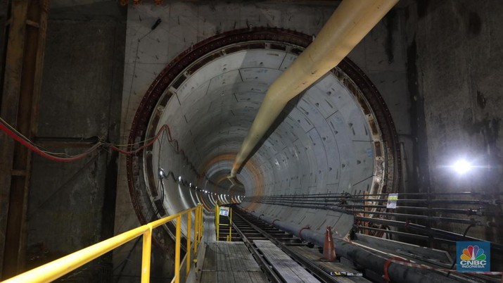Suasana proyek pembangunan Moda Raya Terpadu (MRT) fase 2A di stasiun Monas Jakarta, Selasa (20/9/2022). (CNBC Indonesia/Andrean Kristianto) Suasana proyek pembangunan Moda Raya Terpadu (MRT) fase 2A di stasiun Monas Jakarta, Selasa (20/9/2022). (CNBC Indonesia/Andrean Kristianto)