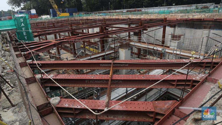 Suasana proyek pembangunan Moda Raya Terpadu (MRT) fase 2A di stasiun Monas Jakarta, Selasa (20/9/2022). (CNBC Indonesia/Andrean Kristianto)