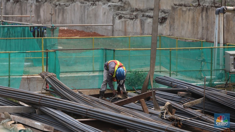 Suasana proyek pembangunan Moda Raya Terpadu (MRT) fase 2A di stasiun Monas Jakarta, Selasa (20/9/2022). (CNBC Indonesia/Andrean Kristianto)