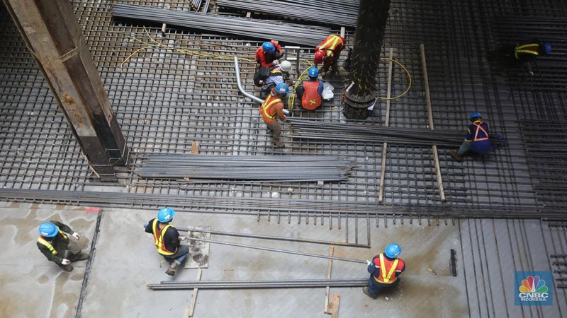 Suasana proyek pembangunan Moda Raya Terpadu (MRT) fase 2A di stasiun Monas Jakarta, Selasa (20/9/2022). (CNBC Indonesia/Andrean Kristianto)