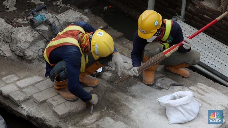 Tim arkeolog membongkar terakota pipa air kuno untuk dipindahkan saat pembangunan MRT Jakarta fase 2 dari Bundaran HI-Ancol, Glodok , Jakarta Barat  Selasa (20/9/2022). (CNBC Indonesia/Andrean Kristianto)