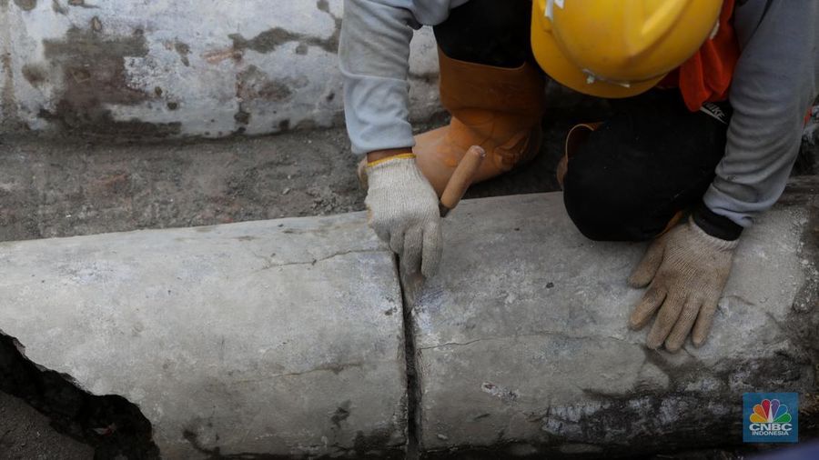 Tim arkeolog membongkar terakota pipa air kuno untuk dipindahkan saat pembangunan MRT Jakarta fase 2 dari Bundaran HI-Ancol, Glodok , Jakarta Barat  Selasa (20/9/2022). (CNBC Indonesia/Andrean Kristianto)
