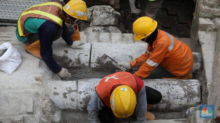 Tim arkeolog membongkar terakota pipa air kuno untuk dipindahkan saat pembangunan MRT Jakarta fase 2 dari Bundaran HI-Ancol, Glodok , Jakarta Barat  Selasa (20/9/2022). (CNBC Indonesia/Andrean Kristianto)