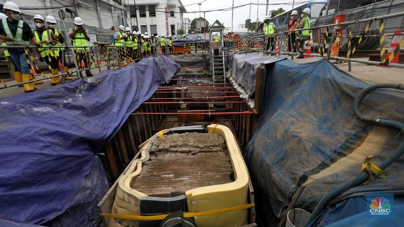 Tim arkeolog membongkar terakota pipa air kuno untuk dipindahkan saat pembangunan MRT Jakarta fase 2 dari Bundaran HI-Ancol, Glodok , Jakarta Barat  Selasa (20/9/2022). (CNBC Indonesia/Andrean Kristianto)
