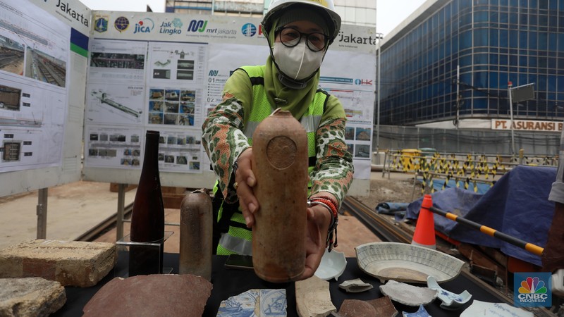 Tim arkeolog membongkar terakota pipa air kuno untuk dipindahkan saat pembangunan MRT Jakarta fase 2 dari Bundaran HI-Ancol, Glodok , Jakarta Barat  Selasa (20/9/2022). (CNBC Indonesia/Andrean Kristianto)