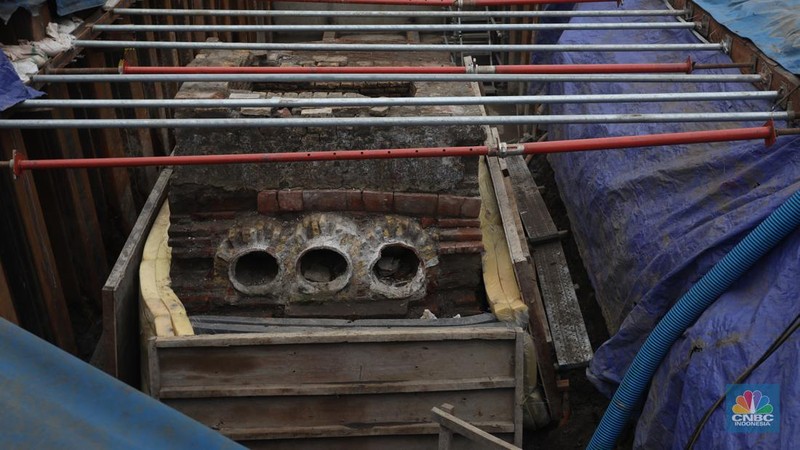 Tim arkeolog membongkar terakota pipa air kuno untuk dipindahkan saat pembangunan MRT Jakarta fase 2 dari Bundaran HI-Ancol, Glodok , Jakarta Barat  Selasa (20/9/2022). (CNBC Indonesia/Andrean Kristianto)