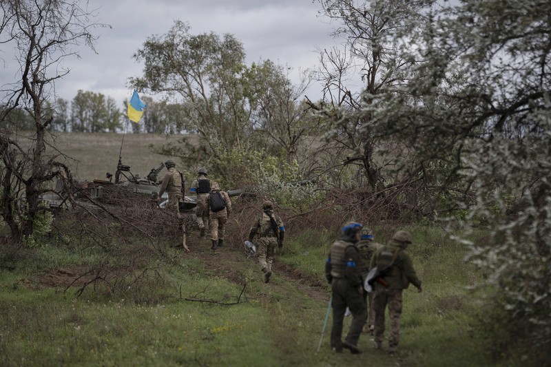 Ukraina mulai melaporkan kembali kemenangan atas Rusia di wilayah terdepan perang bagian Timur. (via REUTERS/UKRAINIAN PRESIDENTIAL PRESS SER)