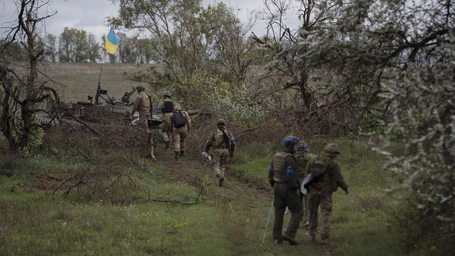 Ukraina mulai melaporkan kembali kemenangan atas Rusia di wilayah terdepan perang bagian Timur. (via REUTERS/UKRAINIAN PRESIDENTIAL PRESS SER)