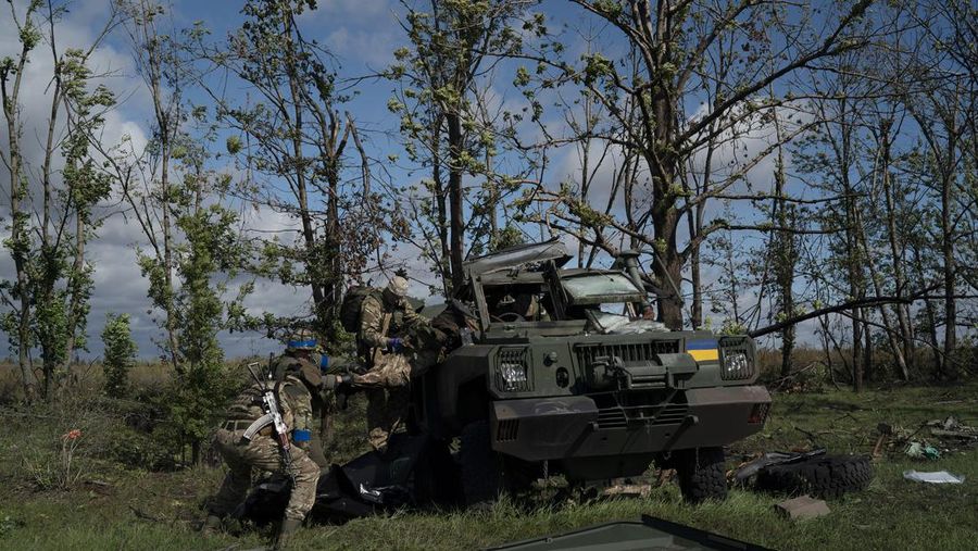 Ukraina mulai melaporkan kembali kemenangan atas Rusia di wilayah terdepan perang bagian Timur. (via REUTERS/UKRAINIAN PRESIDENTIAL PRESS SER)