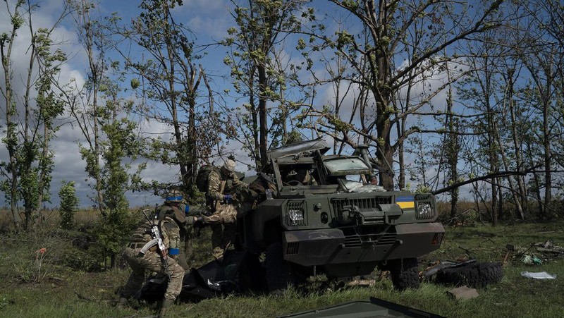 Ukraina mulai melaporkan kembali kemenangan atas Rusia di wilayah terdepan perang bagian Timur. (via REUTERS/UKRAINIAN PRESIDENTIAL PRESS SER)