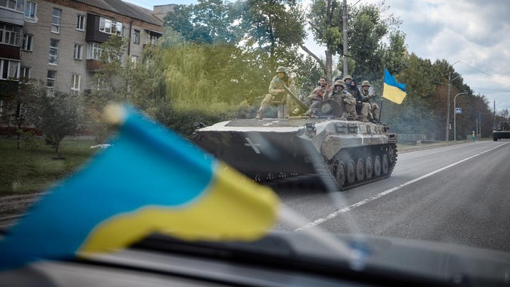 Ukraina mulai melaporkan kembali kemenangan atas Rusia di wilayah terdepan perang bagian Timur. (via REUTERS/UKRAINIAN PRESIDENTIAL PRESS SER)