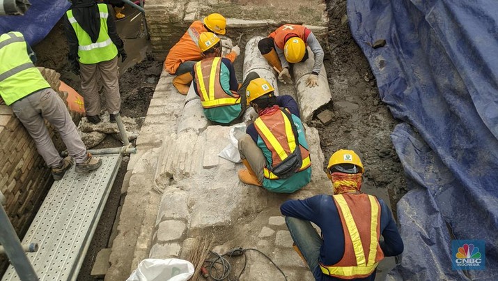 Harta karun MRT Jakarta Penemuan harta karun di proses pembangunan MRT Jakarta.