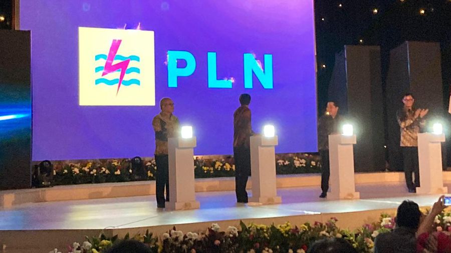 Menteri BUMN Erick Thohir bersama dengan Dirut PLN Darmawan Prasodjo, Sekjen Kementerian ESDM Rida Mulyana dan Komisaris Utama PLN Amien Sunaryadi saat meresmikan pembentukan Holding dan Subholding PLN