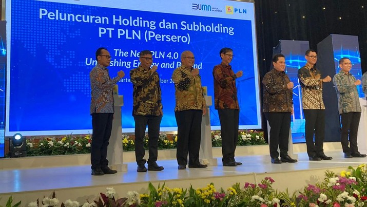 Menteri BUMN Erick Thohir bersama dengan Dirut PLN Darmawan Prasodjo, Sekjen Kementerian ESDM Rida Mulyana dan Komisaris Utama PLN Amien Sunaryadi saat meresmikan pembentukan Holding dan Subholding PLN Menteri BUMN Erick Thohir bersama dengan Dirut PLN Darmawan Prasodjo, Sekjen Kementerian ESDM Rida Mulyana dan Komisaris Utama PLN Amien Sunaryadi saat meresmikan pembentukan Holding dan Subholding PLN