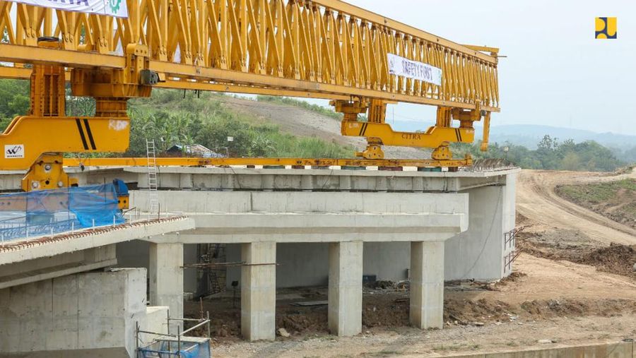 Menteri Pekerjaan Umum dan Perumahan Rakyat (PUPR) Basuki Hadimuljono meninjau progres pembangunan Jalan Tol Jakarta-Cikampek (Japek) II Selatan yang menghubungkan Tol Jakarta Outer Ring Road  (JORR) 1, JORR 2 dan Tol Purwakarta-Bandung-Cileunyi (Purbaleunyi) di Jawa Barat, Selasa (20/9/2022). (Dok: PUPR)