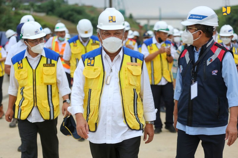 Menteri Pekerjaan Umum dan Perumahan Rakyat (PUPR) Basuki Hadimuljono meninjau progres pembangunan Jalan Tol Jakarta-Cikampek (Japek) II Selatan yang menghubungkan Tol Jakarta Outer Ring Road (JORR) 1, JORR 2 dan Tol Purwakarta-Bandung-Cileunyi (Purbaleunyi) di Jawa Barat, Selasa (20/9/2022). (Dok: PUPR) Menteri Pekerjaan Umum dan Perumahan Rakyat (PUPR) Basuki Hadimuljono meninjau progres pembangunan Jalan Tol Jakarta-Cikampek (Japek) II Selatan yang menghubungkan Tol Jakarta Outer Ring Road (JORR) 1, JORR 2 dan Tol Purwakarta-Bandung-Cileunyi (Purbaleunyi) di Jawa Barat, Selasa (20/9/2022). (Dok: PUPR)