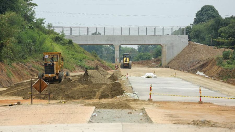 Menteri Pekerjaan Umum dan Perumahan Rakyat (PUPR) Basuki Hadimuljono meninjau progres pembangunan Jalan Tol Jakarta-Cikampek (Japek) II Selatan yang menghubungkan Tol Jakarta Outer Ring Road  (JORR) 1, JORR 2 dan Tol Purwakarta-Bandung-Cileunyi (Purbaleunyi) di Jawa Barat, Selasa (20/9/2022). (Dok: PUPR)